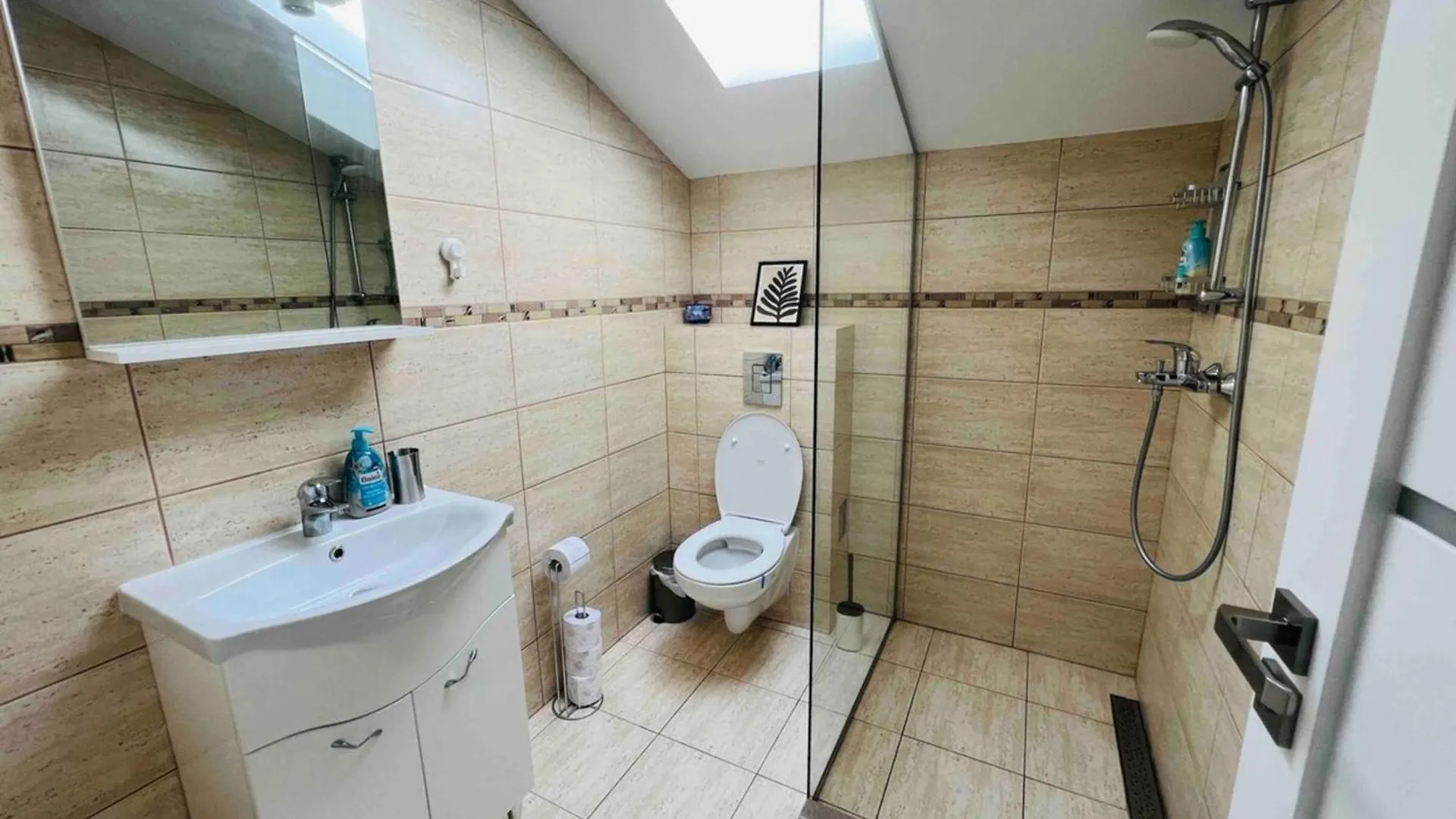Chic 3Br Scandinavian Retreat - Central 110Sqm Bucareste 0*,  Roménia